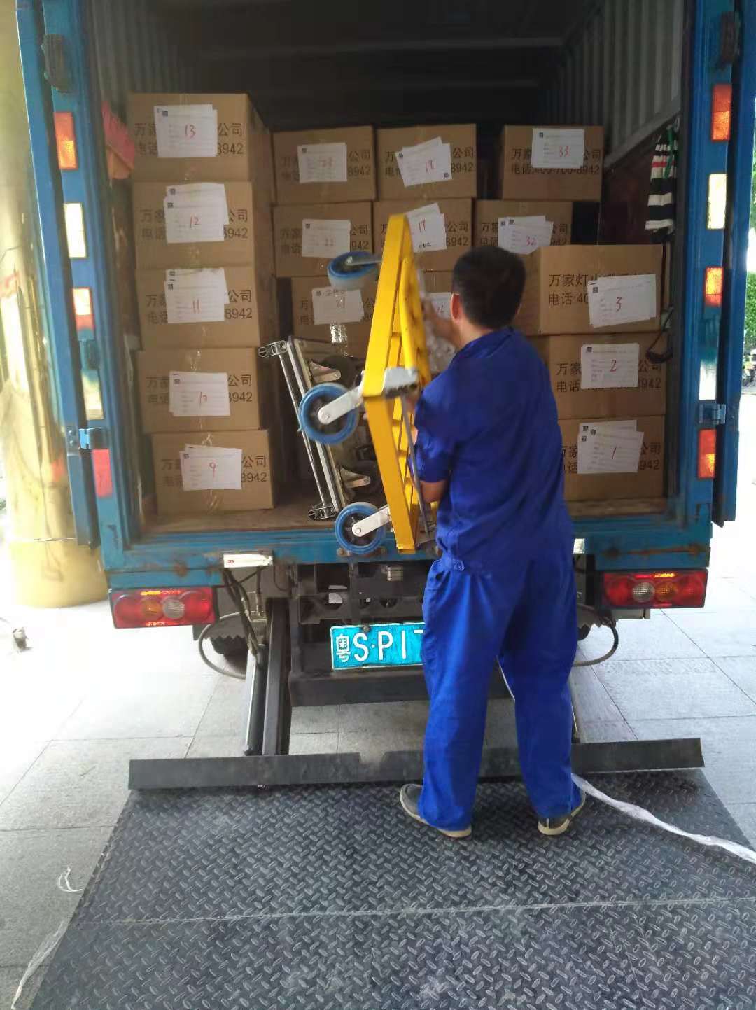  在深圳搬家怎么辦，萬家燈火搬家公司告訴你！